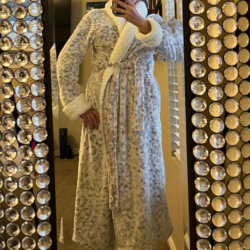NWOT Long adult small women’s robe